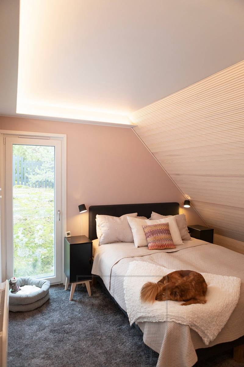 An der Decke montierter Kasten mit einem LED-Band zur indirekten Beleuchtung über das Dach. Die schräge und schön getäfelte Decke wird akzentuiert und der Raum wird mit angenehmem, stimmungsvollem indirektem Licht erfüllt. Ledstore.fi