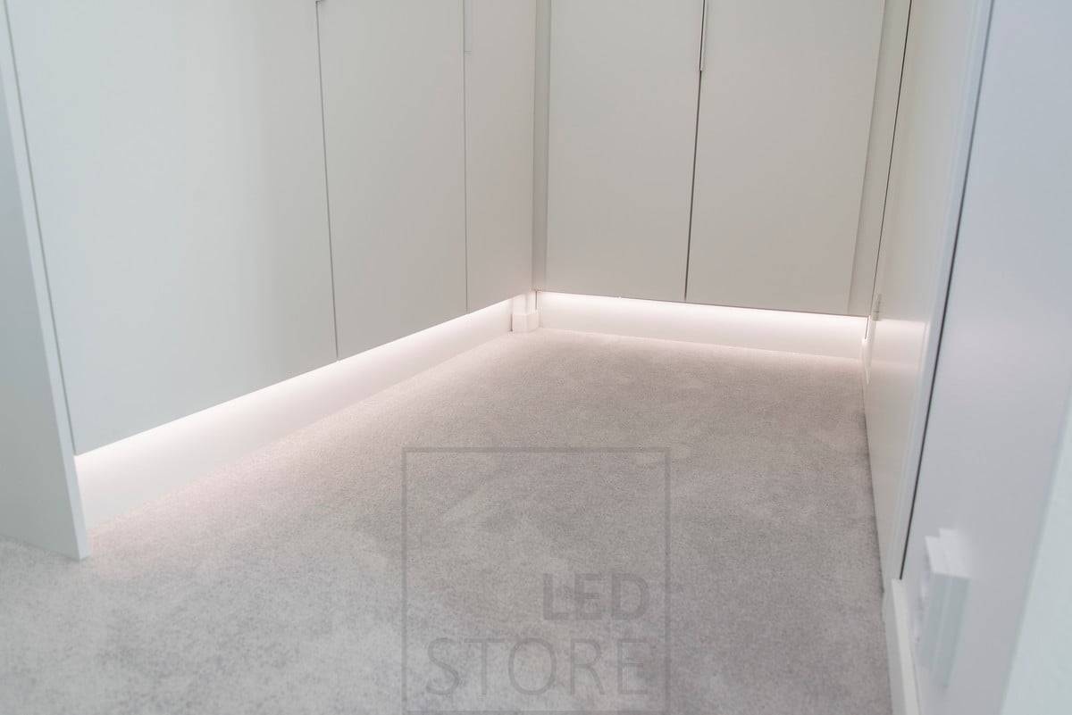 Eine LED-Leiste, die am Sockel der Schränke angebracht ist, erzeugt eine indirekte Lichtstimmung. Ledstore.fi