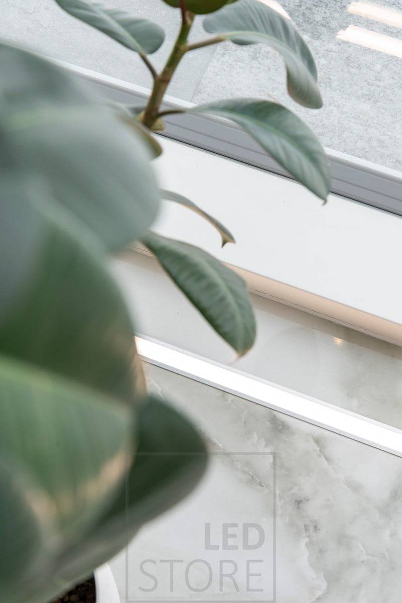 Ein in einen Marmorfußboden eingebettetes Led-Band schafft ein minimalistisches und schönes Detail in der Inneneinrichtung Ihres Hauses. Ledstore.fi