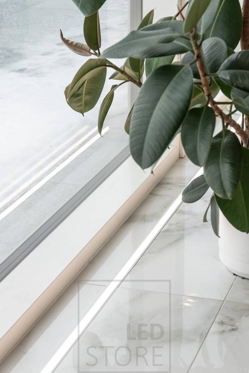 Marmorboden mit LED-Band im obersten Profil zur Hervorhebung der raumhohen Fenster und als schönes Detail auf dem Boden. Ledstore.fi