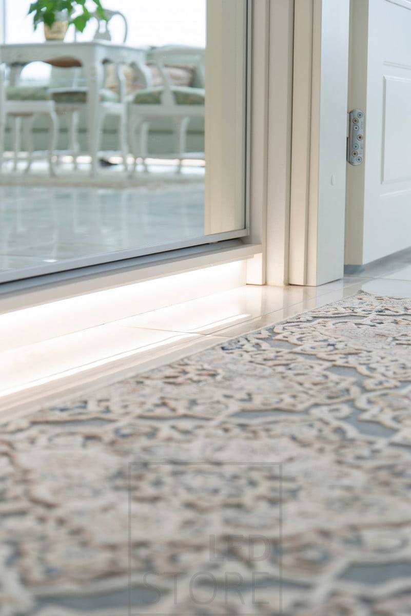 LED-Leiste für Stimmungslicht und Nachtlicht an der Unterseite des Flurschranks. Ledstore.fi