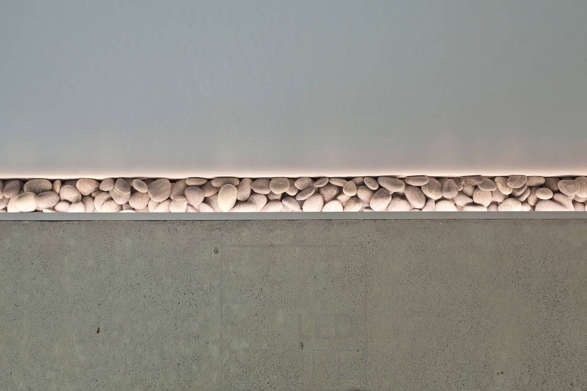Wunderschöne Details auf dem Boden, hervorgehoben durch einen LED-Streifen. Beim Gießen des Fußbodens wurde eine kleine Aussparung an der Wand gelassen, um Steine einzubauen. Um die Steine hervorzuheben, wurde eine stimmungsvolle Beleuchtung installiert. Die Leuchte funktioniert auch als stimmungsvolles Nachtlicht. Ledstore.fi