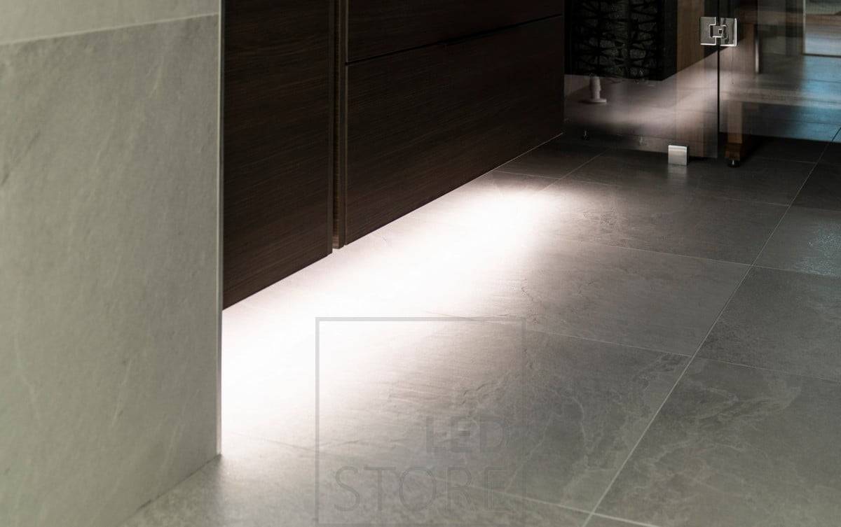 Sanfte Unterschrankbeleuchtung mit LED-Streifen. Ledstore.fi