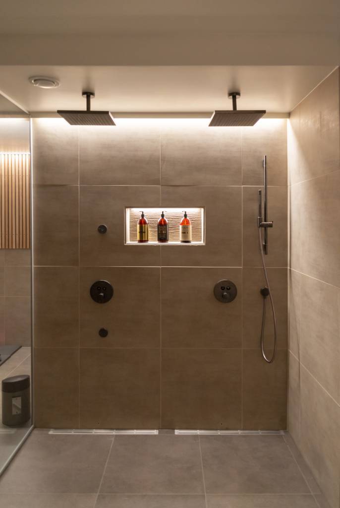 Indirekte LED-Beleuchtung an einer Duschwand. LedStore.fi