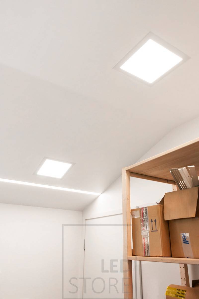 Garagenbeleuchtung mit 2 Stück Led-Paneel 300x300 Trockenbauwand an der Decke, sowie ein LED-Einbauprofil mit Led-Streifen.