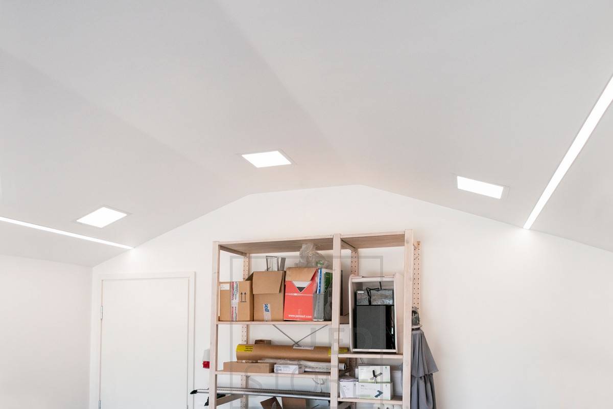 Hochwertige und gute Beleuchtung in der Garage mit einem breiten flächenbündigen Doppel-LED-Streifen und LED-Panel-Leuchten