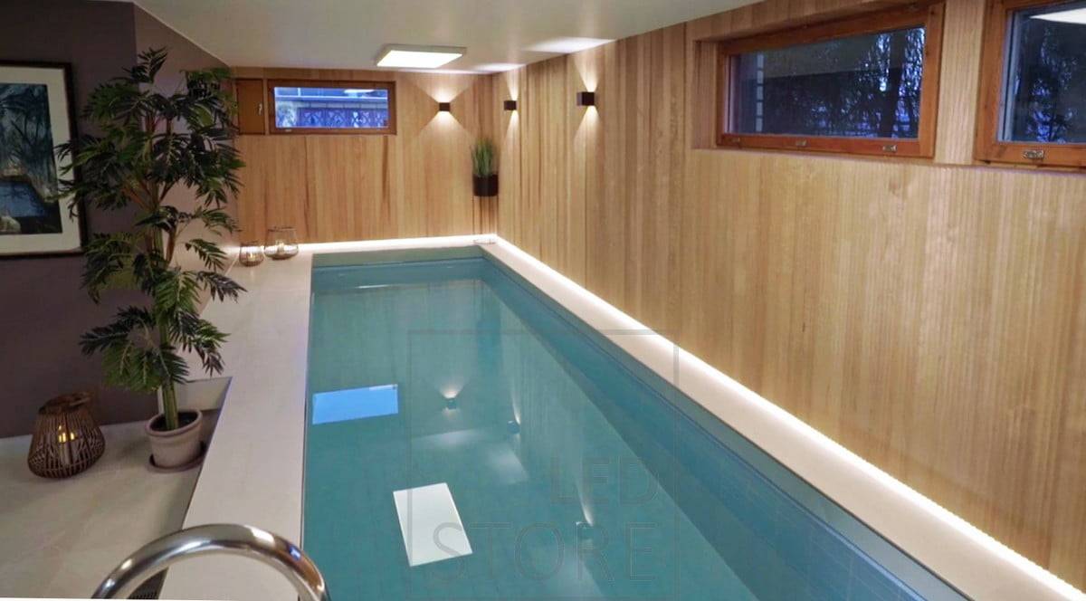 Der Poolbereich wird durch schwarze FUNK-Wandleuchten stimmungsvoll beleuchtet und hinter der schönen Verkleidung wird die Bodenumrandung durch einen LED-Streifen beleuchtet. Ledstore.fi