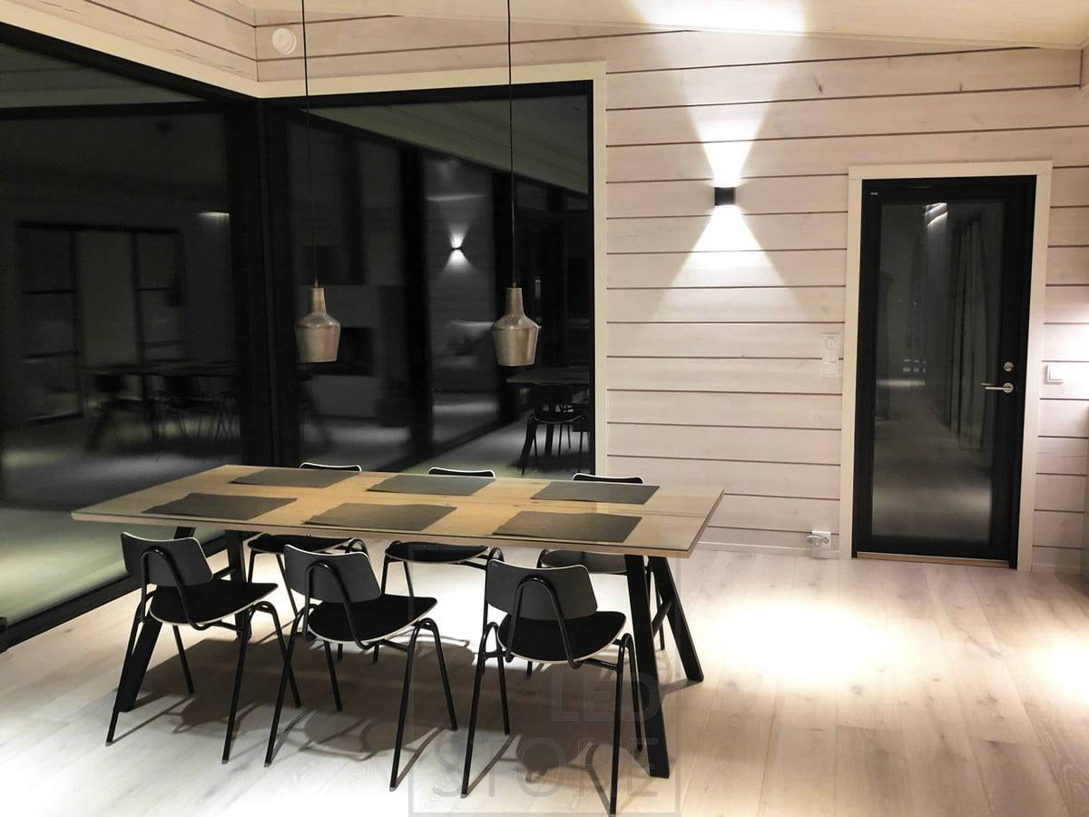 Schwarze LED-Wandleuchte FUNK für eine indirekte Stimmungsbeleuchtung an der Wand im Essbereich. Ledstore.fi