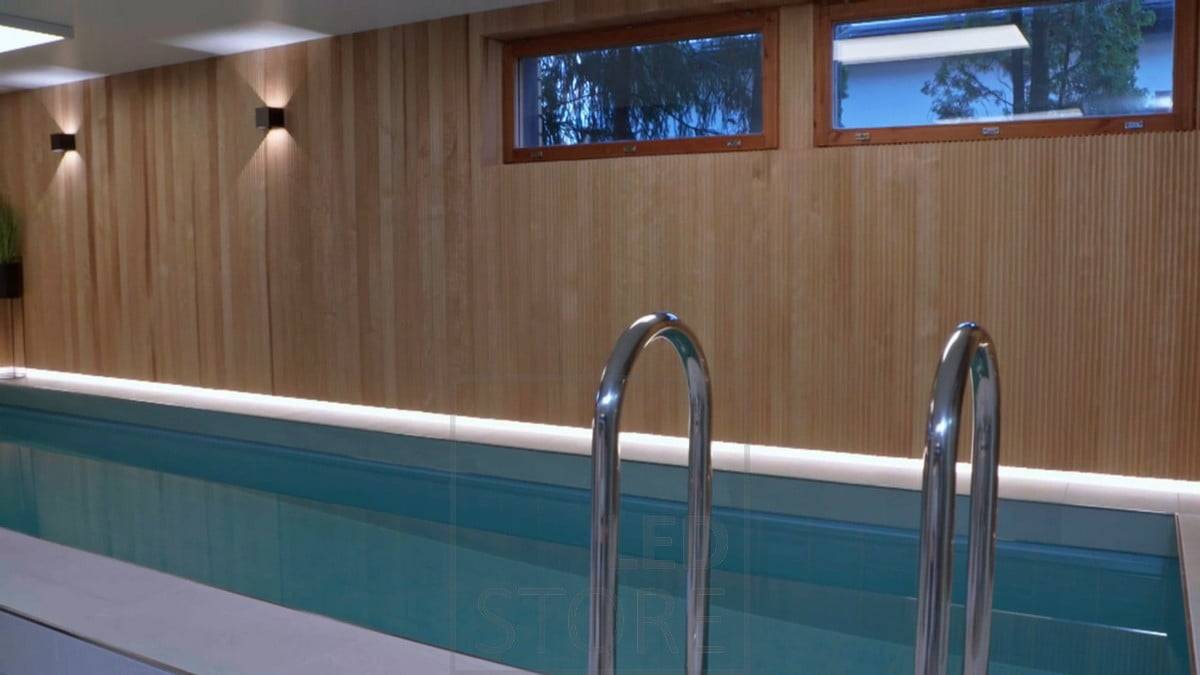 Der Poolbereich wird durch FUNK-Wandleuchten stimmungsvoll beleuchtet, und hinter der schönen Verkleidung wird der Bodenrand durch indirektes Licht von LED-Streifen beleuchtet. Ledstore.fi