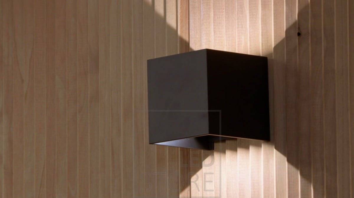 Schwarze FUNK Wandleuchte. Die Leuchte leuchtet in zwei Richtungen mit einem warmen Licht von 3500 Kelvin und ist dimmbar. Darüber hinaus ist der Öffnungswinkel der Leuchte durch 4 separat bewegliche Flügel einstellbar. Ledstore.fi