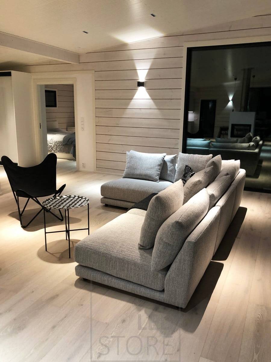 Schwarze FUNK Wandleuchte im Wohnzimmer als Stimmungslicht. Sie ist minimalistisch und passt perfekt zum skandinavischen Einrichtungsstil. Ledstore.fi
