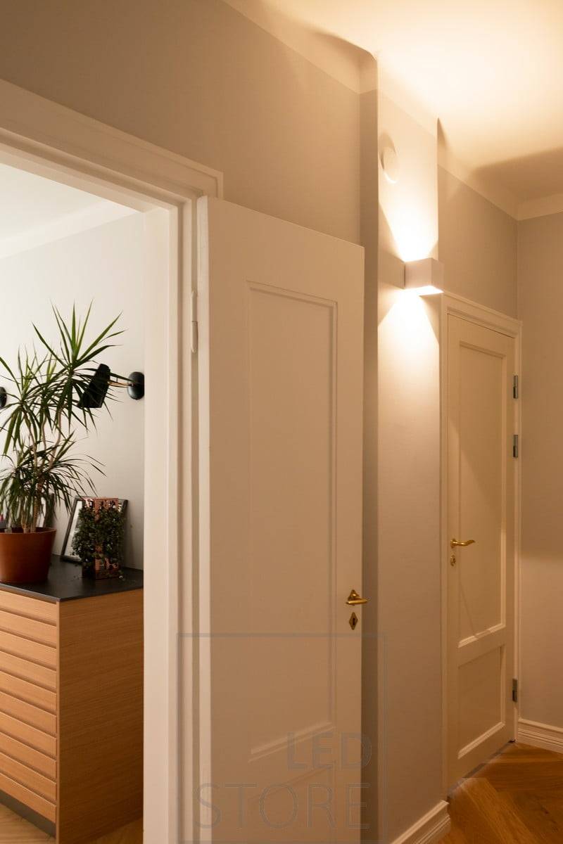 Im Korridor erhellt eine weiße FUNK-Wandleuchte den Korridor mit stimmungsvollem Licht. Sowohl für den Außen- als auch für den Innenbereich geeignet. Ledstore.fi