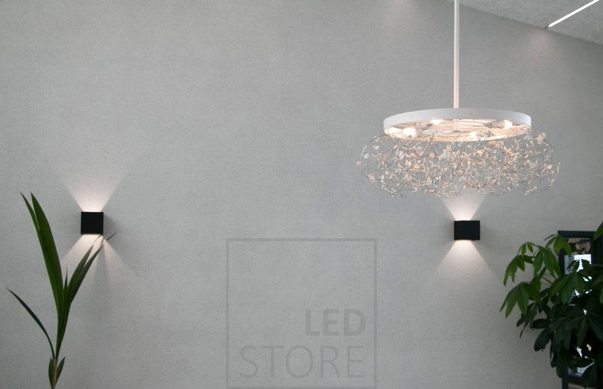Schwarze FUNK LED-Wandleuchte für den Innenbereich, die eine stimmungsvolle Beleuchtung durch die Wand erzeugt. Ledstore.fi