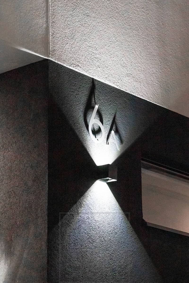 FUNK LED-Wandleuchte, die die Hausnummer hervorhebt und beleuchtet. Ledstore.fi