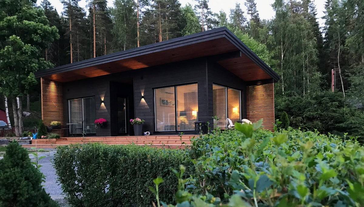FUNK LED-Wandleuchten beleuchten die Fassade eines Gebäudes. LINJA 5 Spots zur Akzentuierung der Verkleidung. Ledstore.fi
