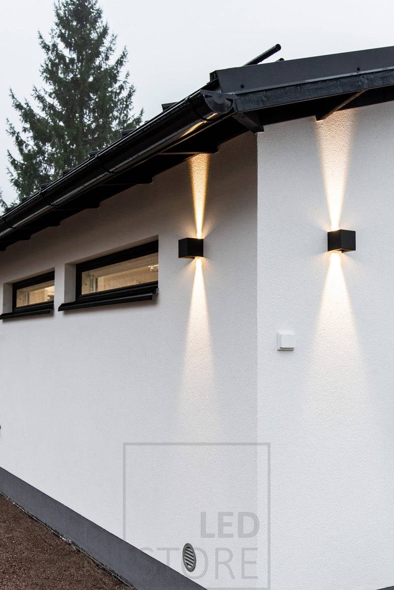 Schwarze FUNK-Wandleuchten an der Garagenwand, die nach oben und nach unten leuchten. Ledstore.fi
