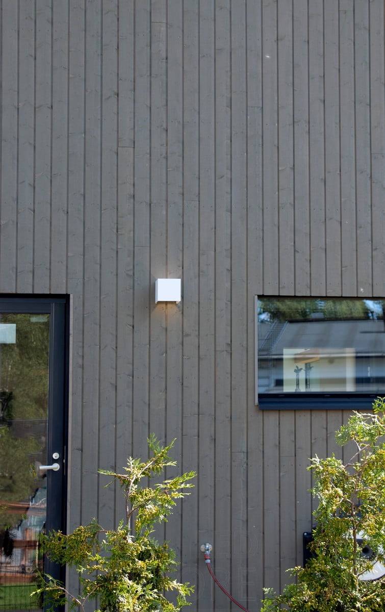 Weiße LED-Wandleuchte FUNK im Außenbereich zur Beleuchtung einer Fassade. Ledstore.fi