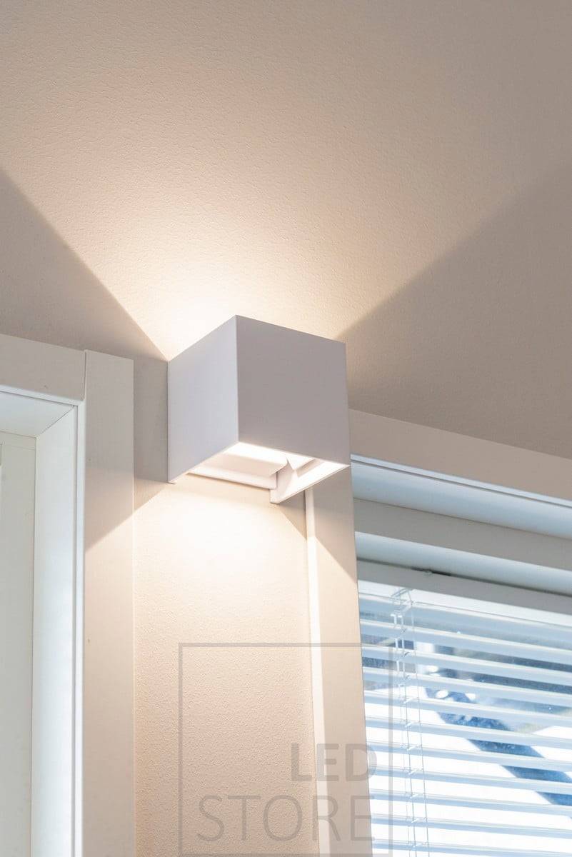 Weiße FUNK LED-Wandleuchte. Die Leuchte verfügt über 4 separate Flügel, mit denen Sie den Winkel des Lichts Ihren Bedürfnissen entsprechend einstellen können. Ledstore.fi