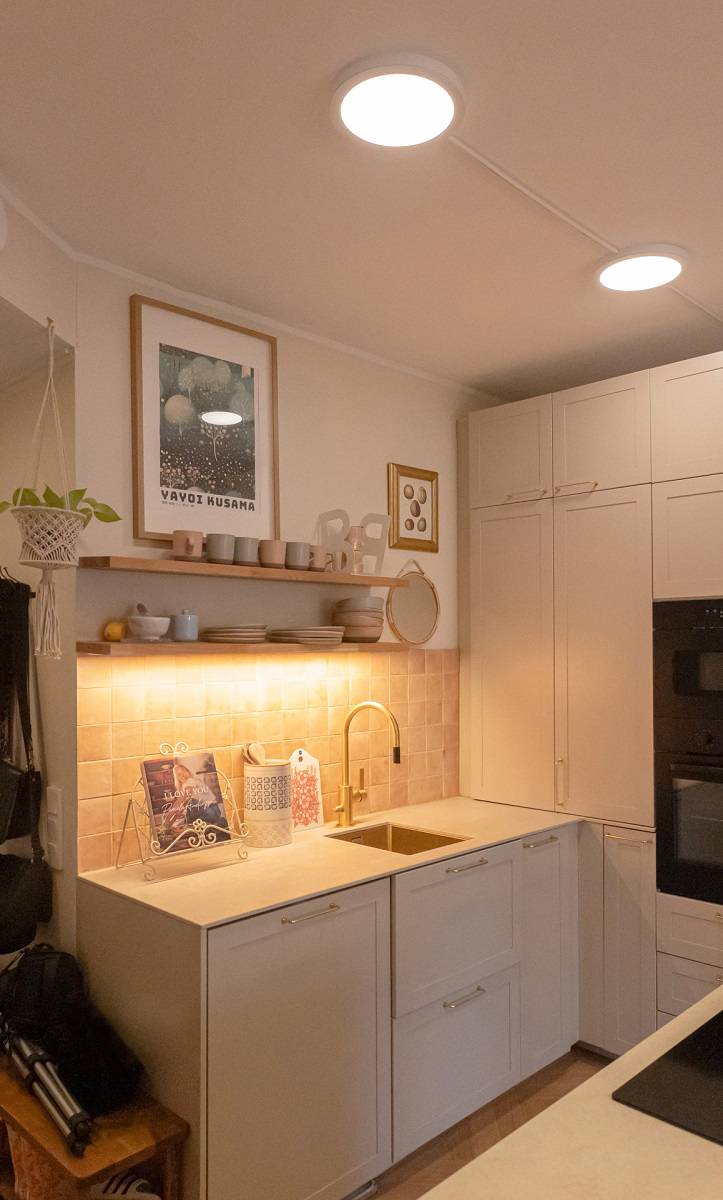 Küchendecke mit zwei Stück LED plafond 280 und unter Regal led Streifen in warmen 3000K Licht Farbtemperatur...