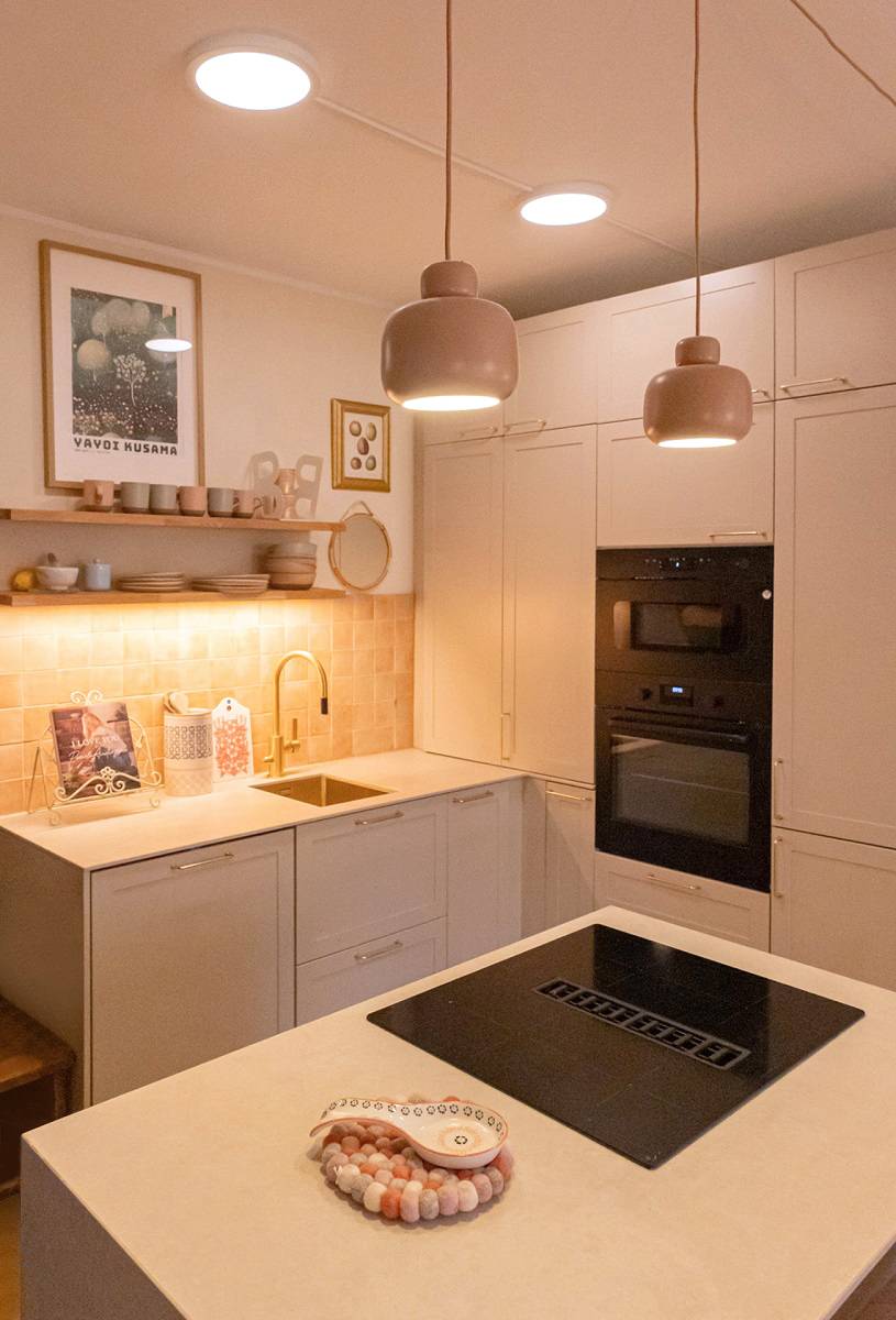 Zwei LED-Plafonds 280 an der Küchendecke, LED-Streifen unter dem Regal und zwei Pendelleuchten über der Kochinsel.