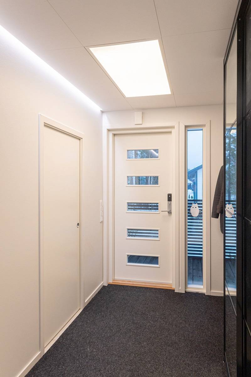 Eingangshalle mit großem LED-Paneel und LED-Streifen