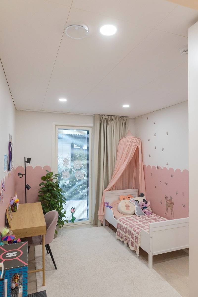 Kleine runde LED-Paneele, die bündig in einem Kinderzimmer montiert sind.