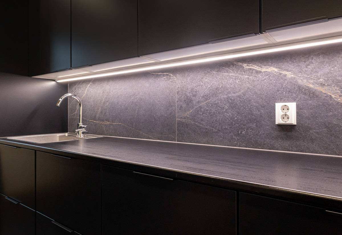 LED-Leiste beleuchtet die Arbeitsfläche in einem Hauswirtschaftsraum.