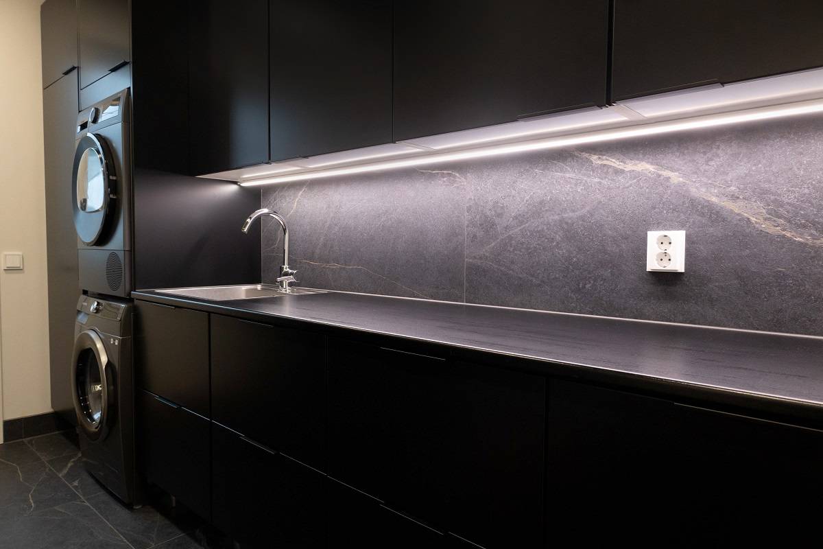 LED-Leiste beleuchtet die Arbeitsfläche in einem Hauswirtschaftsraum.