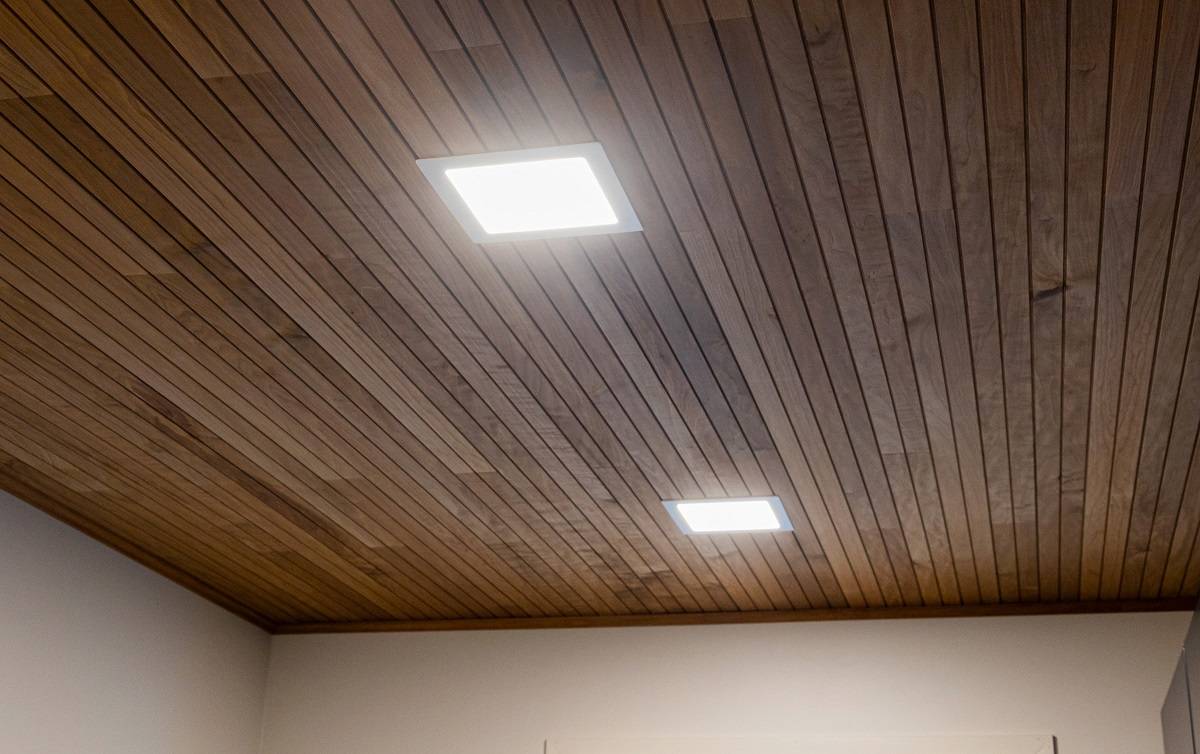 Zwei rechteckige LED-Paneele, die bündig in die Decke eingelassen sind.
