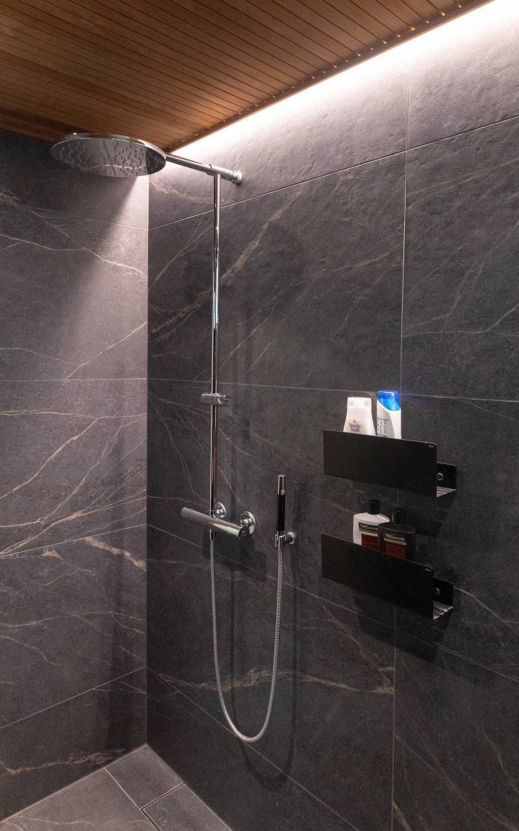 Badezimmer mit LED-Streifen in der Nische zwischen Wand und Decke an einer Kante.