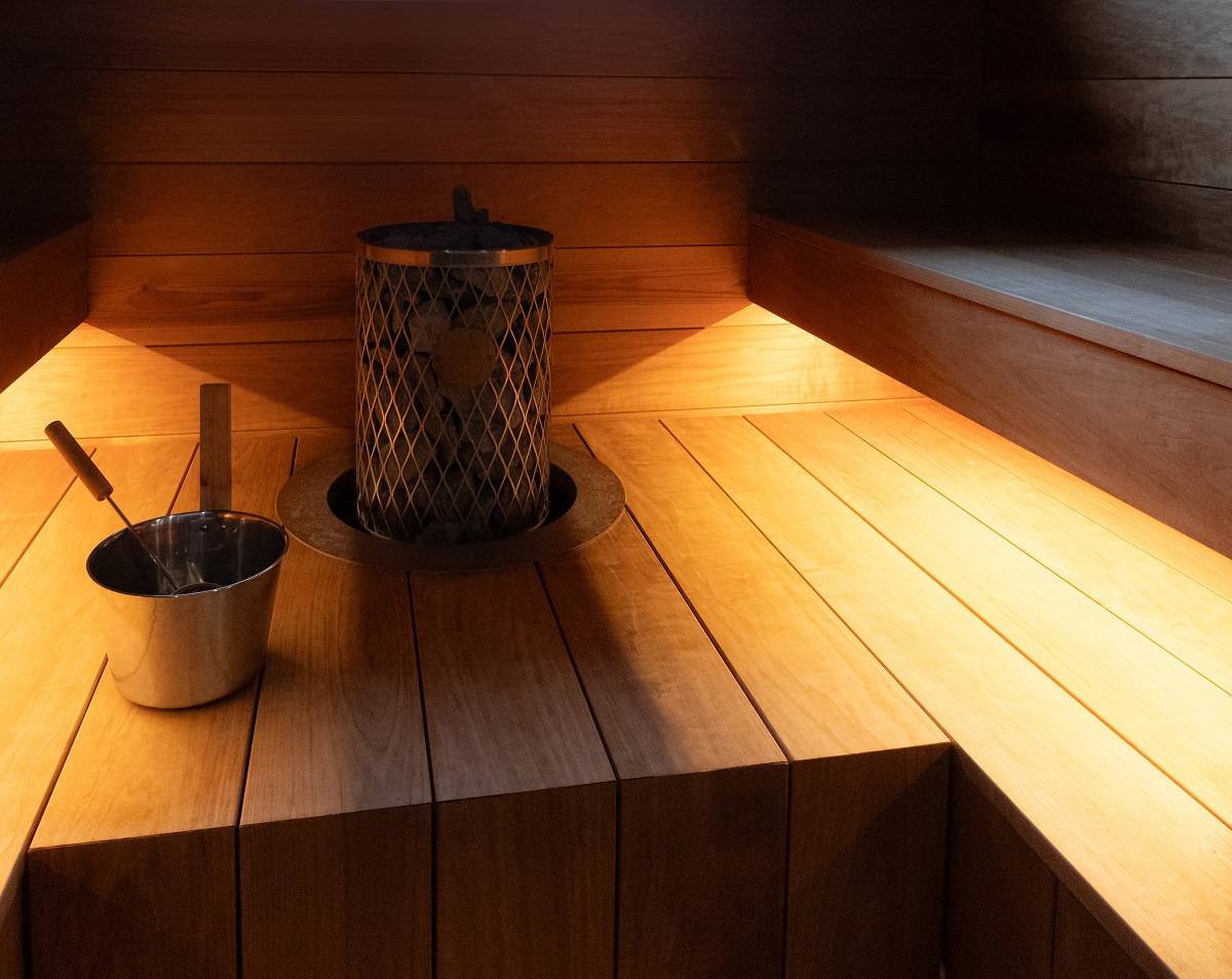 Sauna mit LED-Leiste unter den Sitzschienen.