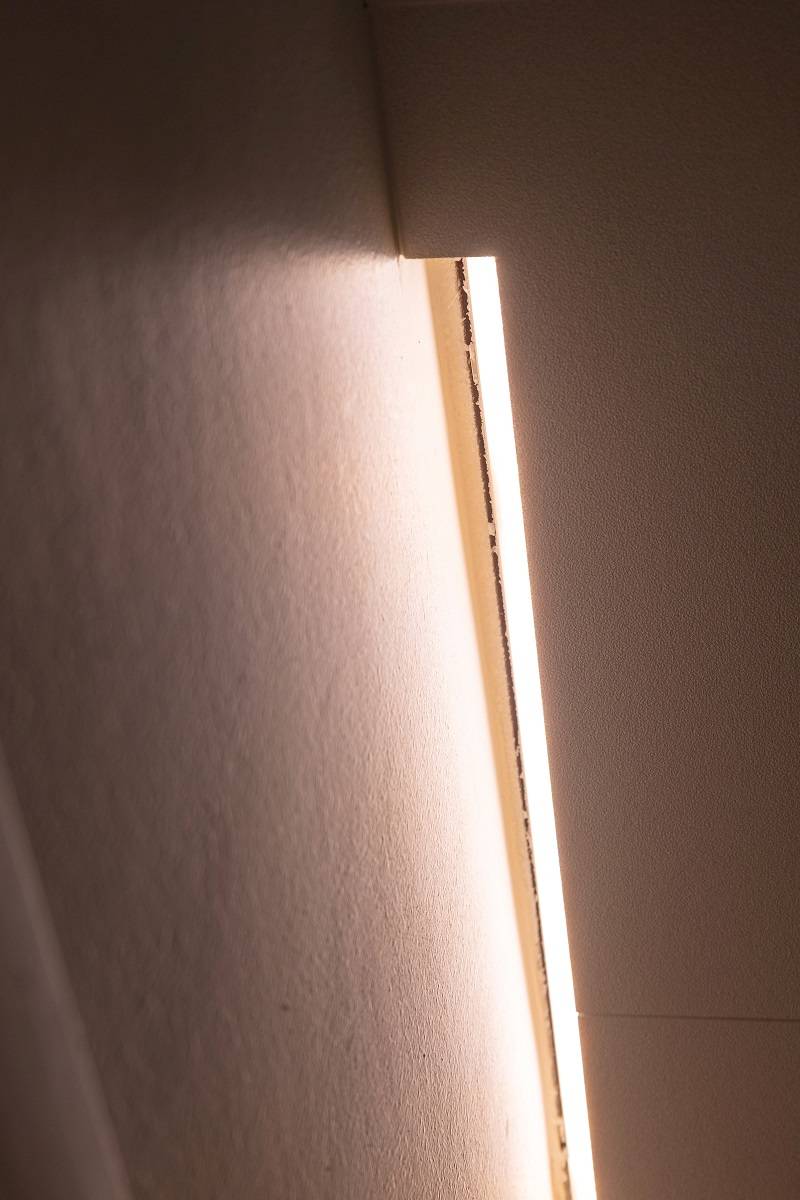 LED-Leiste in der Aussparung zwischen der Aussparung und der Wand.