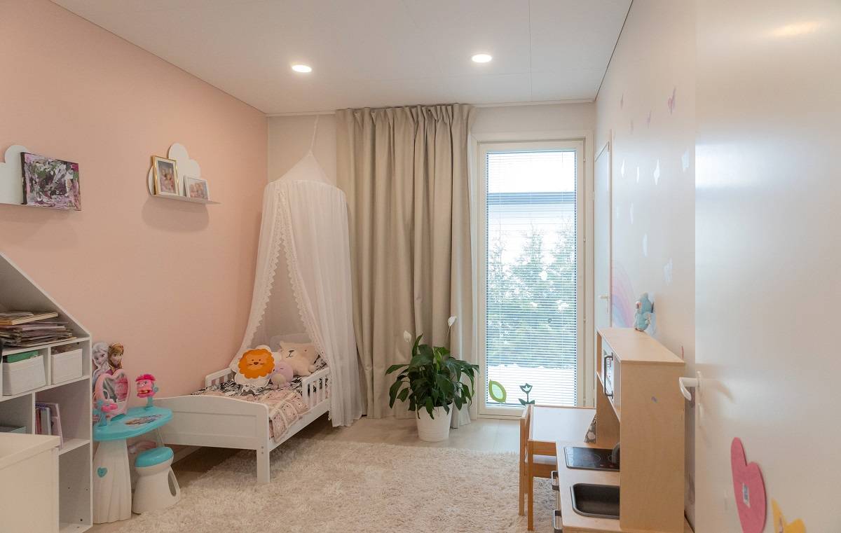 Kleine runde LED-Paneele, die bündig in einem Kinderzimmer montiert sind.
