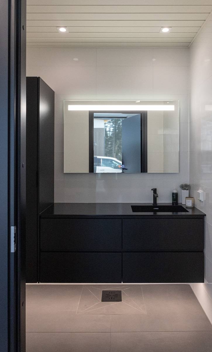 Badezimmer mit LED-Leiste unter den Schränken für indirektes Licht, Spiegelleuchte SEELIA und zwei LED-Downlights SQ023 in der Decke.
