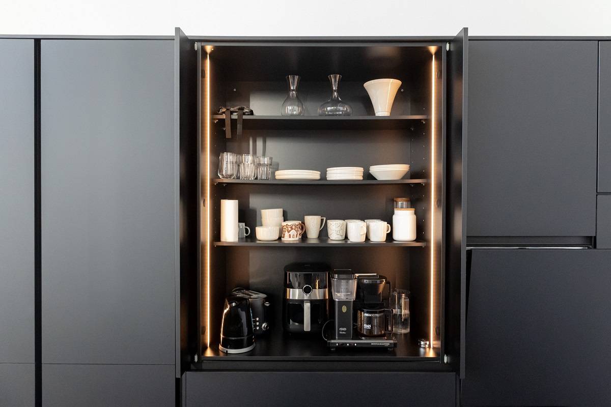 Vertikal an beiden Seiten eines Frühstücksschranks montierte LED-Leiste