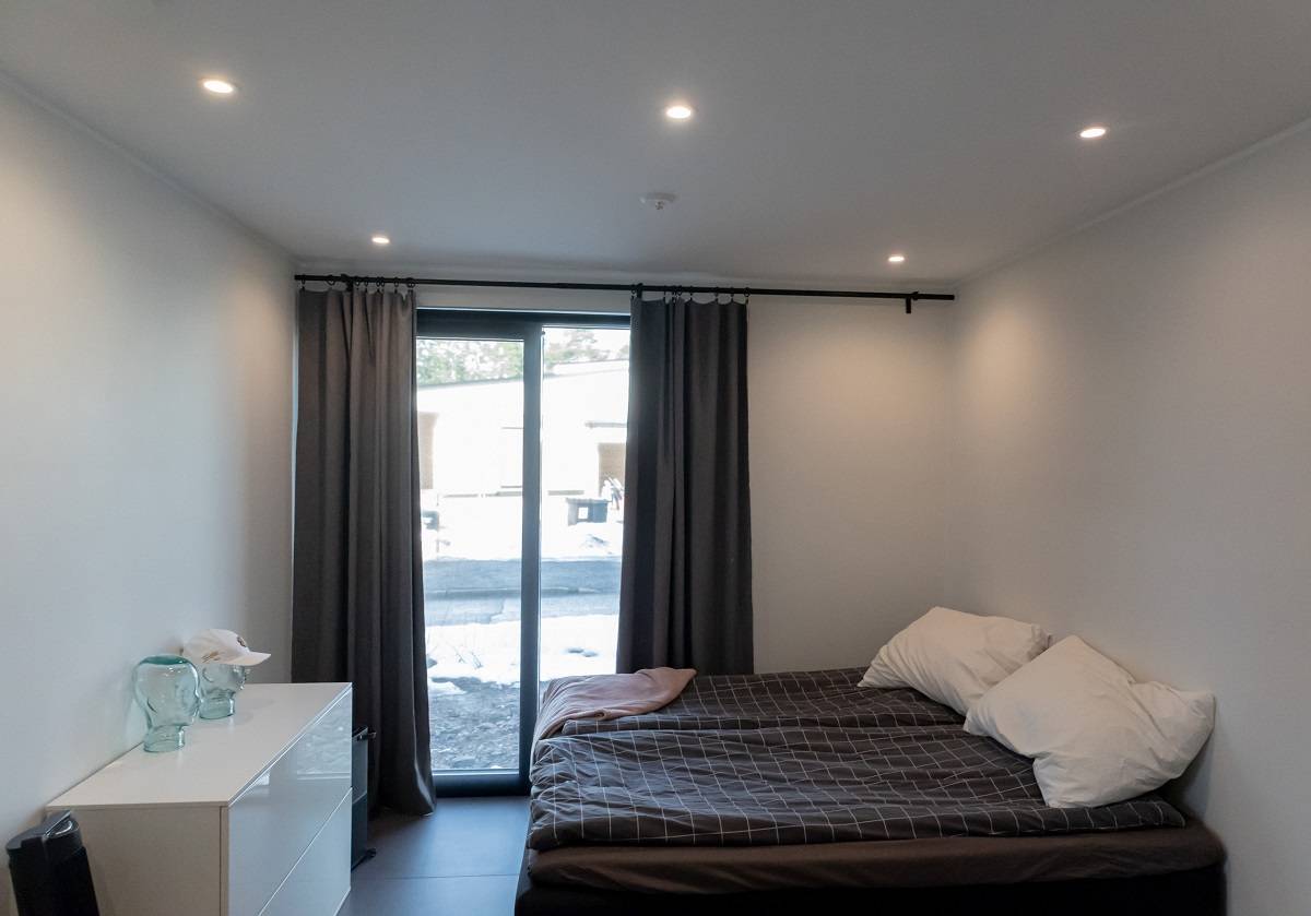 Runde R023 LED-Downlights an der Schlafzimmerdecke.