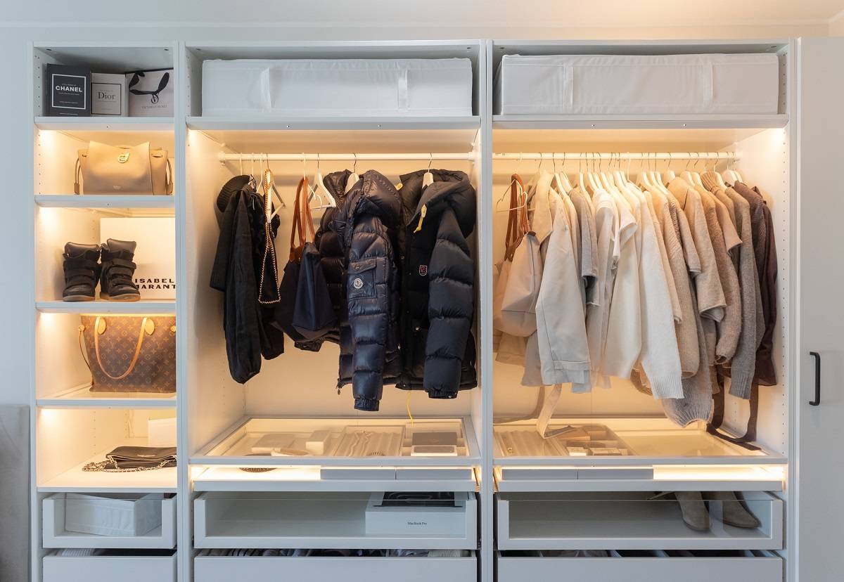 Kleiderschrank und Regale, beleuchtet mit LED-Streifen.