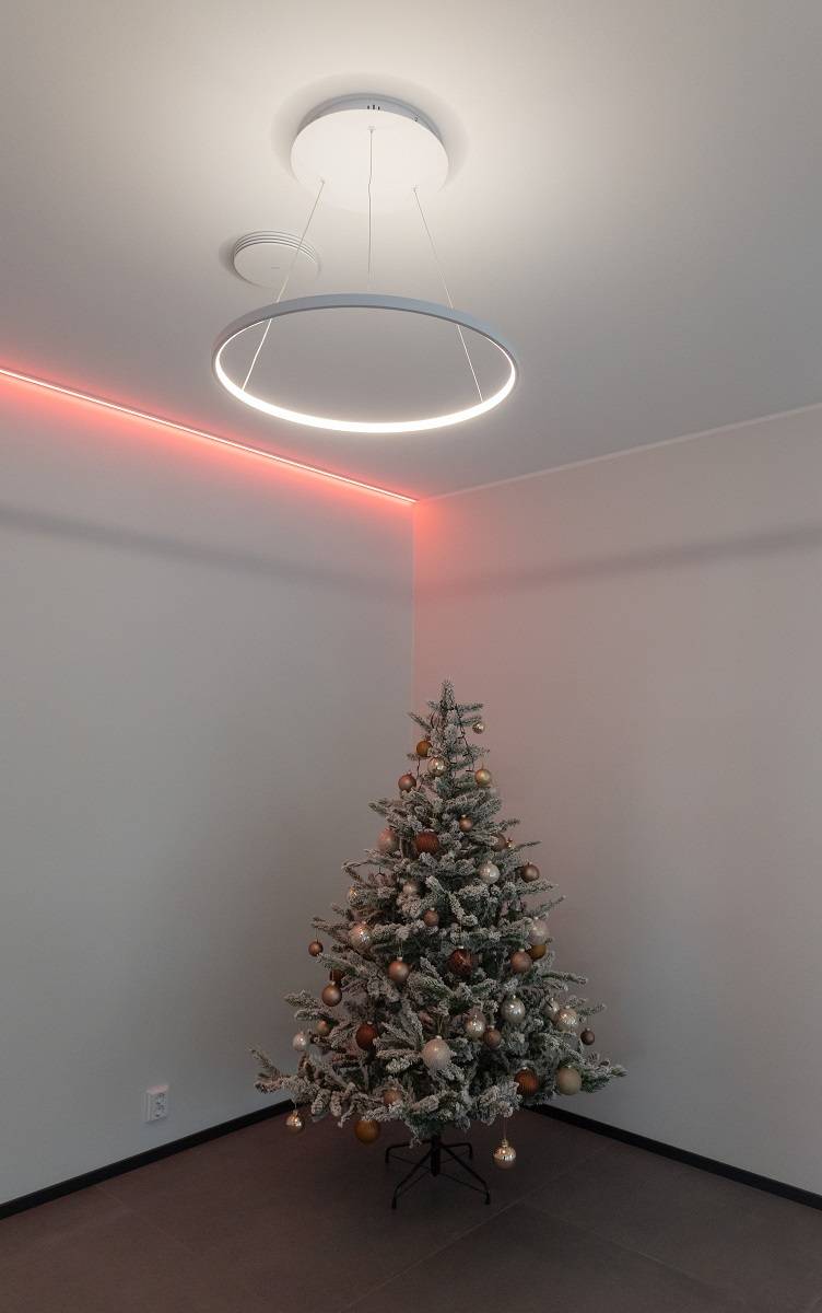 Wand- und Deckenumrandung mit rotem RGBW-LED-Streifen.