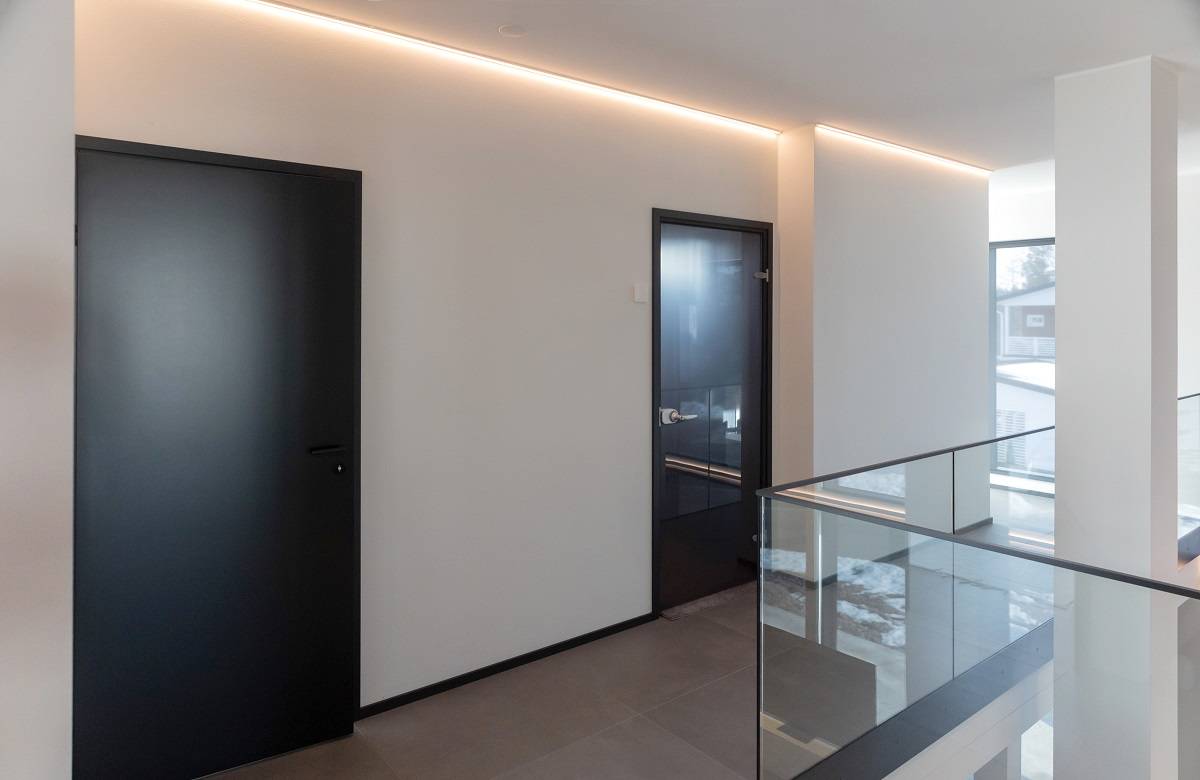 LED-Leiste am Rand der Wand
