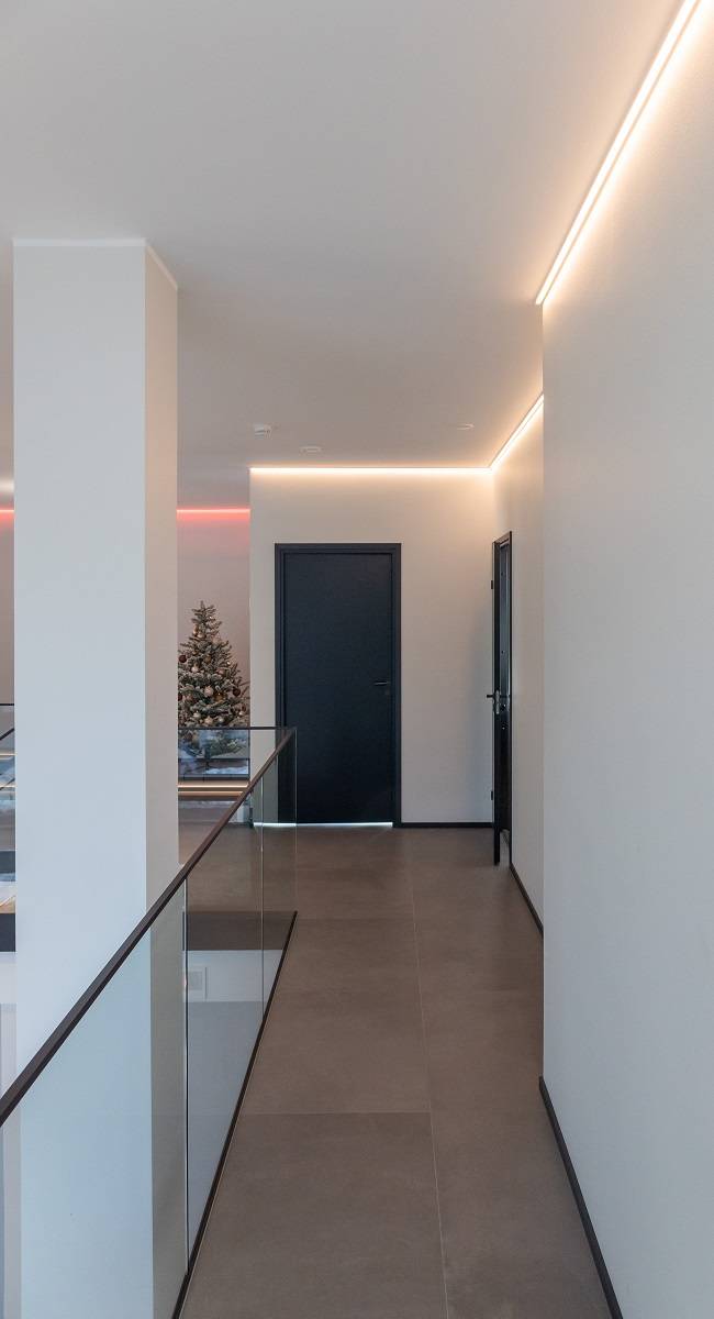 Mit LED-Streifen beleuchtete Plattform im Obergeschoss.