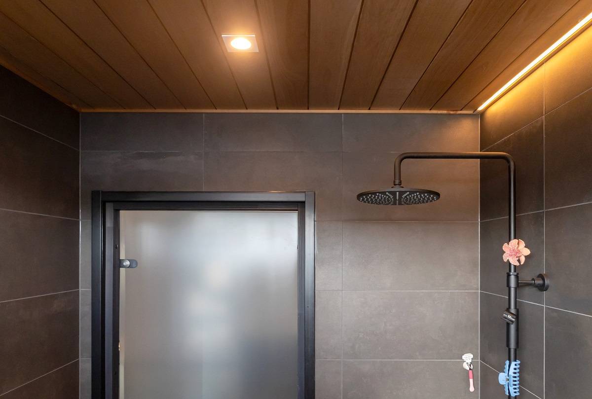 Badezimmer beleuchtet mit LED-Streifen und Spotlight