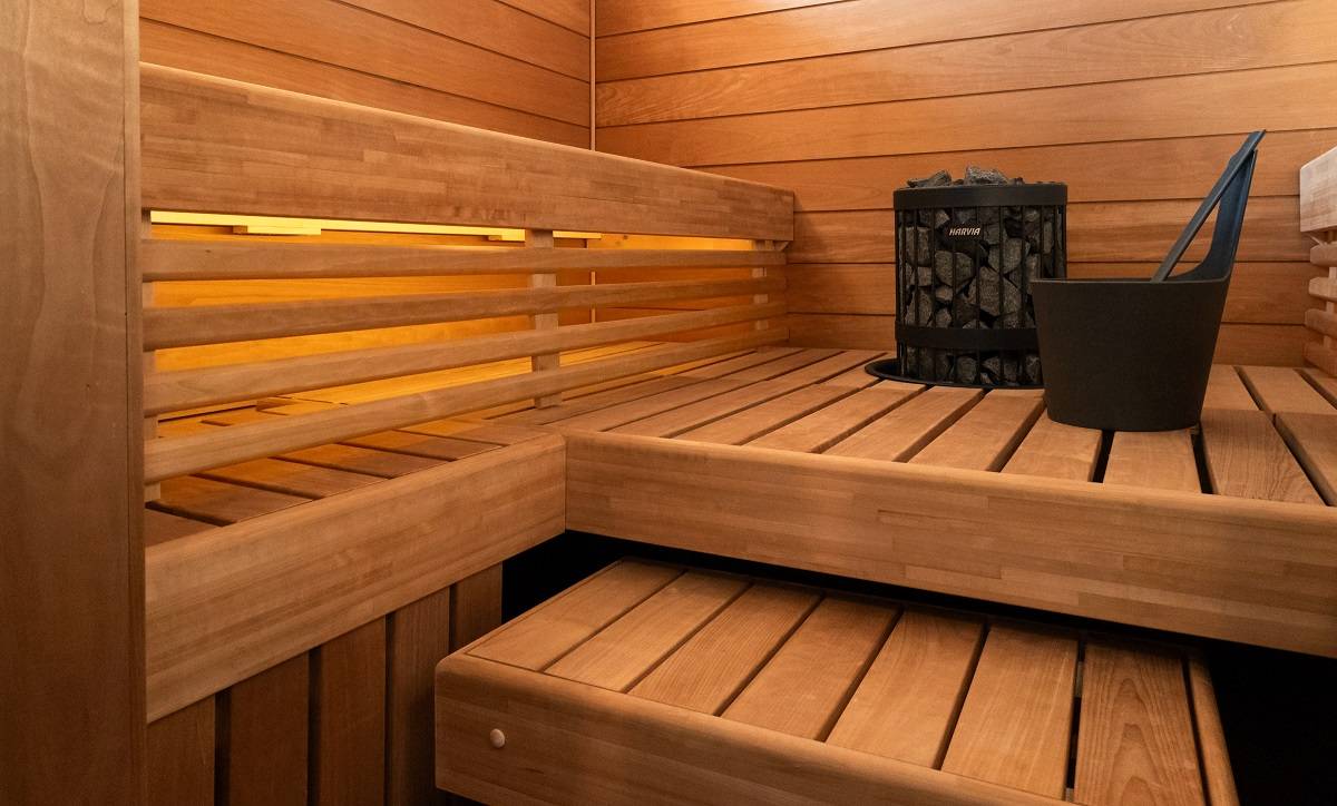 In der Sauna unter der Decke geführte Leiste.