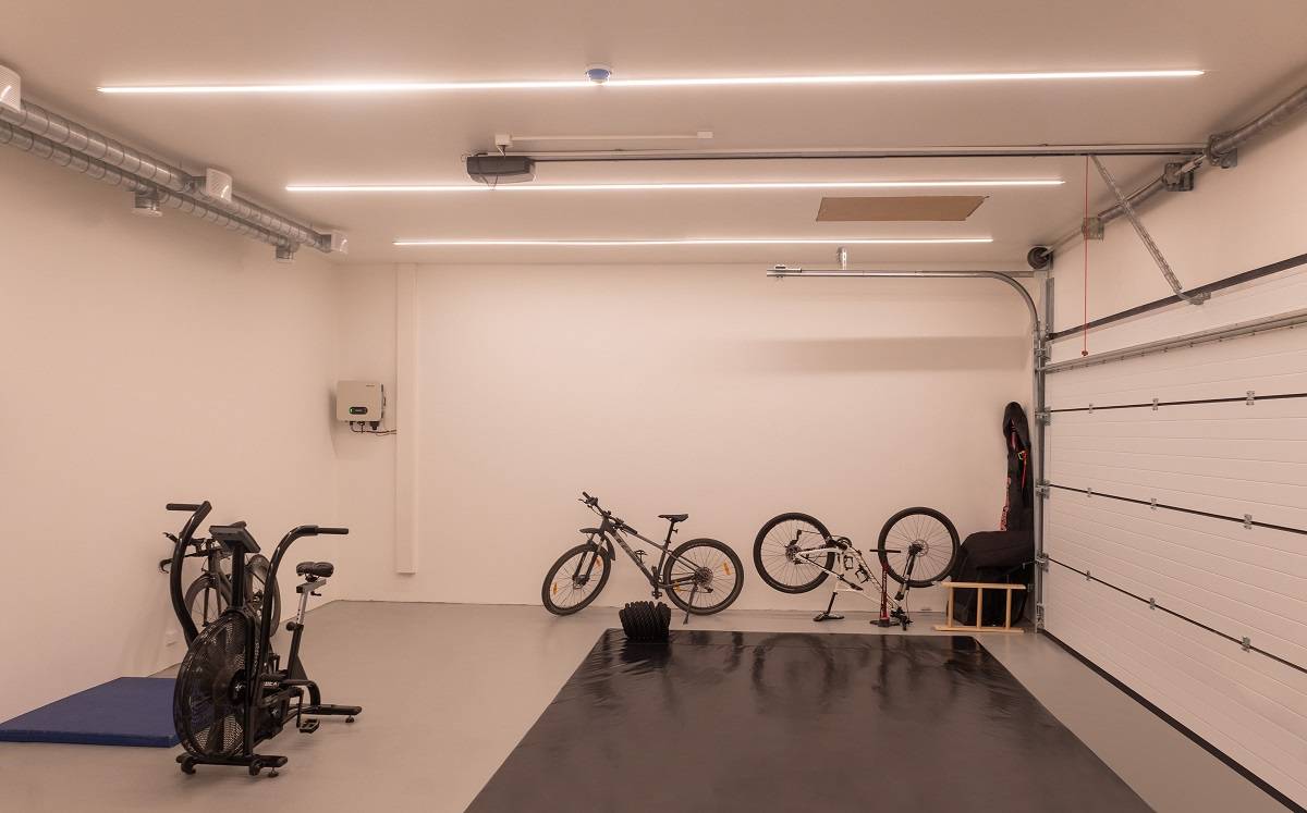 Garage beleuchtet mit LED-Streifen.