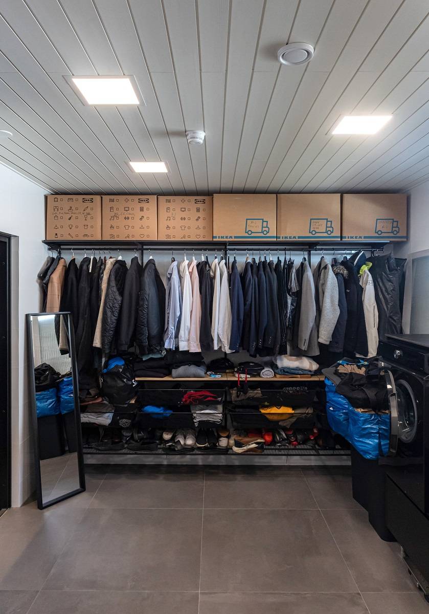 Drei LED-Paneele 300x300, die bündig in die Decke eingelassen sind.