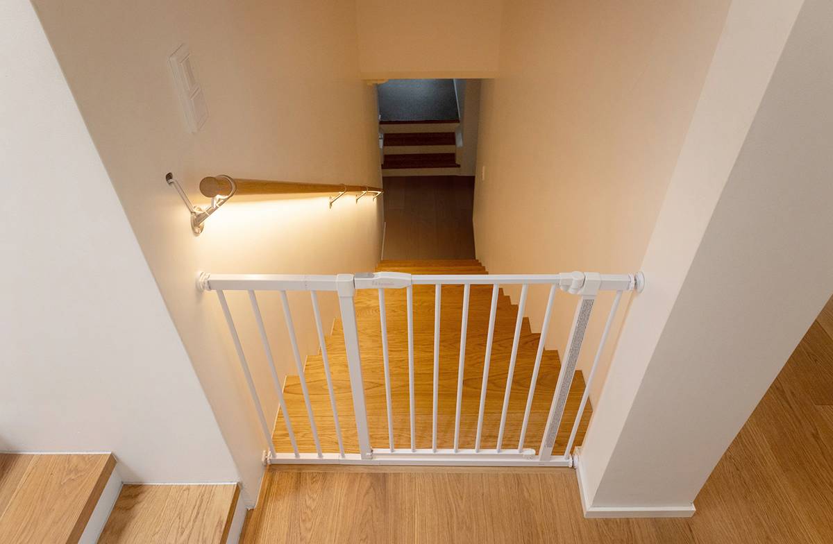 Ein unter dem Treppengeländer angebrachtes LED-Band beleuchtet die Treppe nach unten.