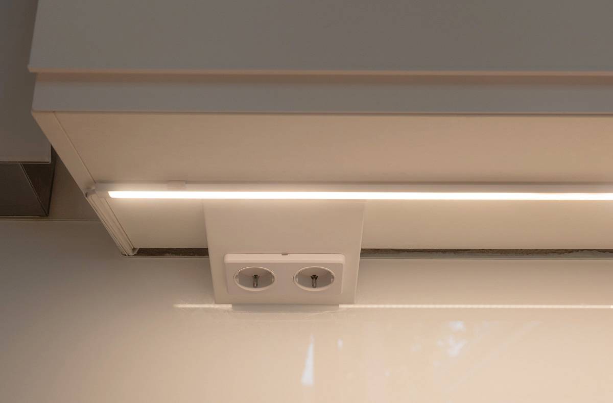 LED-Streifen, auf der Oberfläche im Küchenrückwandbereich montiert.