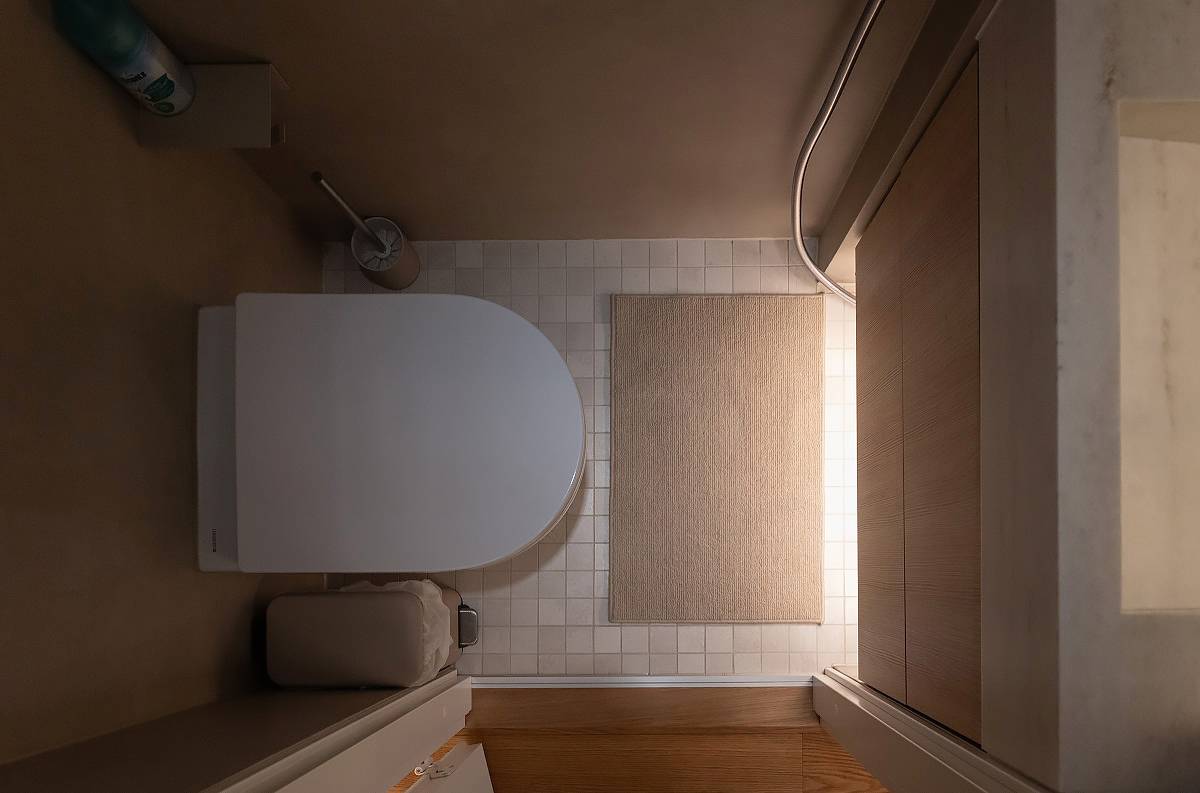 LED-Streifen, der unter dem Waschbeckenunterschrank angebracht ist.