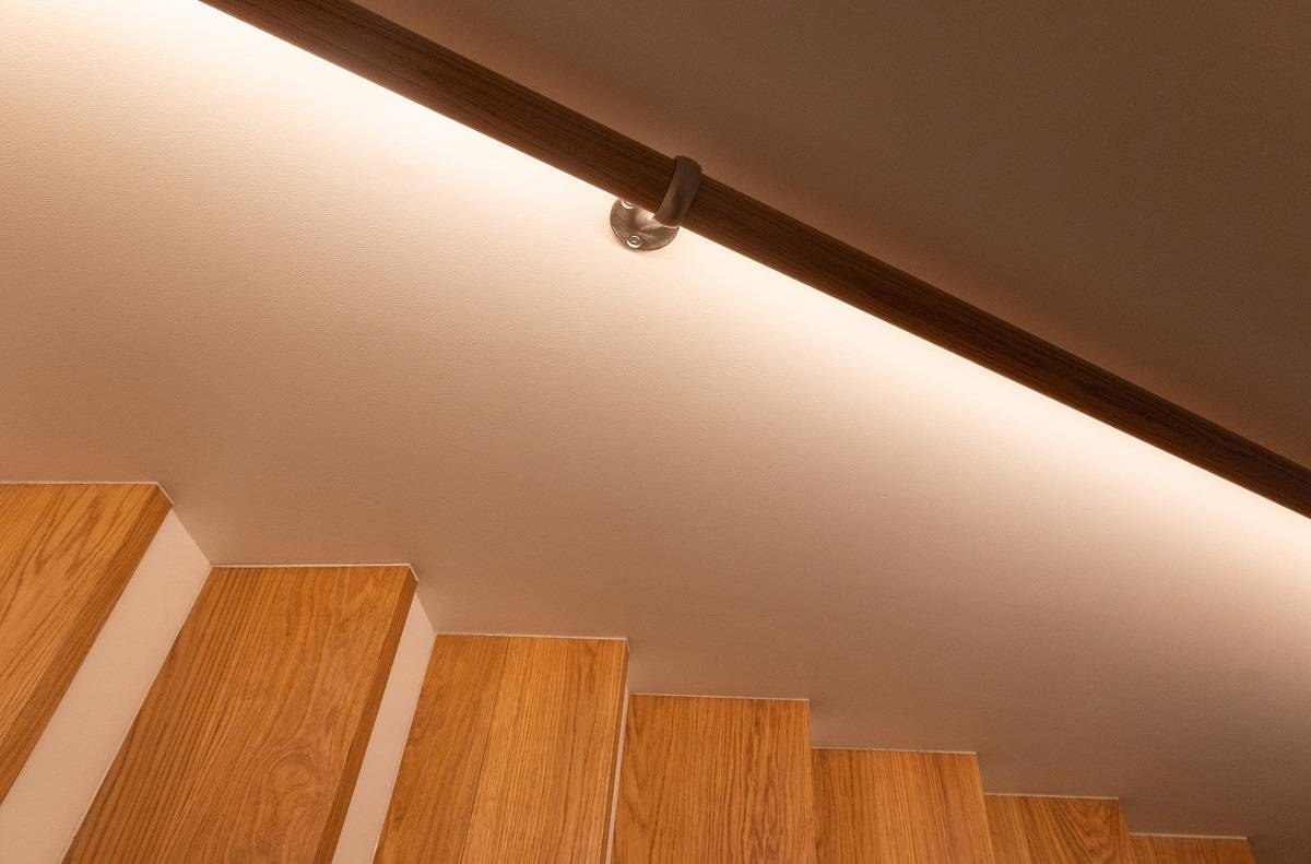 LED-Streifen am Treppengeländer.