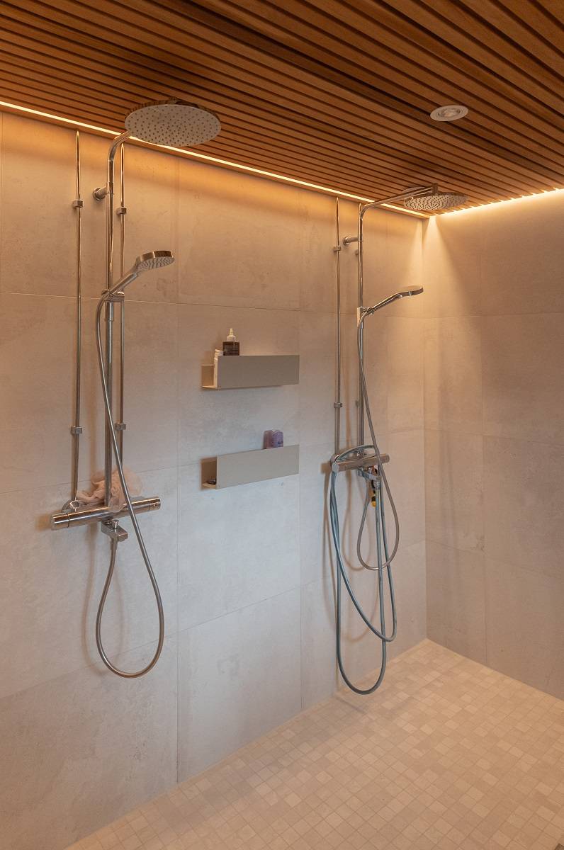 Im Badezimmer leuchtet ein LED-Streifen an der Deckenkante. Außerdem befindet sich an der Decke ein Spot, der jedoch nicht leuchtet
