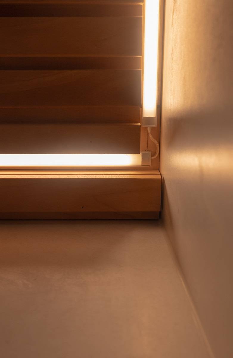 Nahaufnahme der Installation eines LED-Streifens an der Badezimmerdecke.